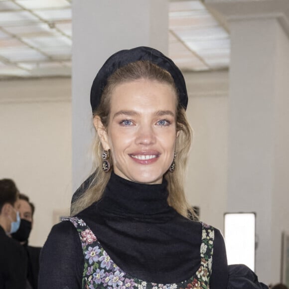 Natalia Vodianova au défilé de mode Giambattista Valli lors de la la Fashion Week prêt-à-porter printemps/été 2022 à Paris. Le 4 octobre 2021. © Olivier Borde/Bestimage