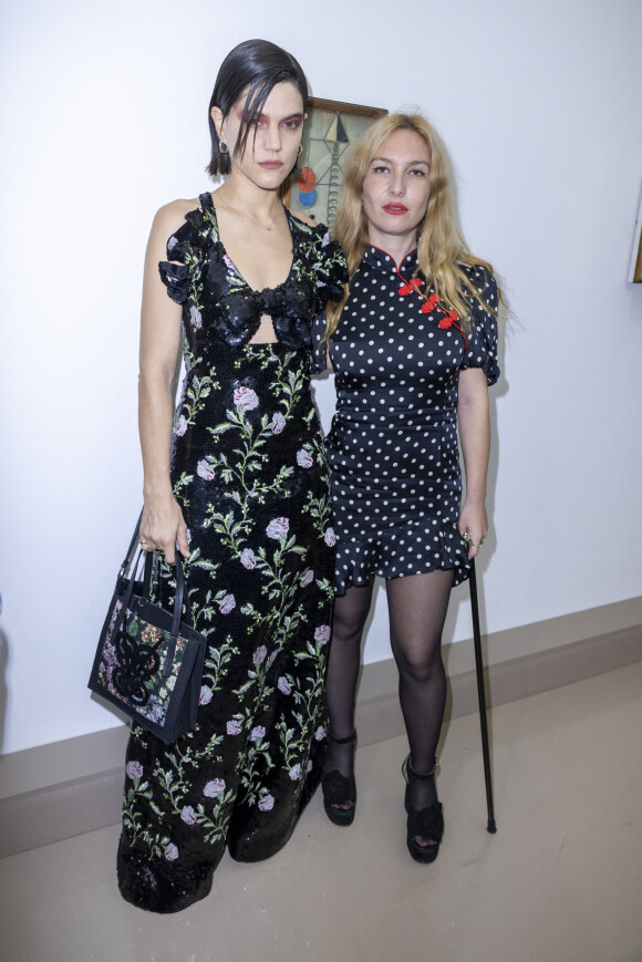 Soko et Joséphine de la Baume au défilé de mode Giambattista Valli lors de la la Fashion Week prêt-à-porter printemps/été 2022 à Paris. Le 4 octobre 2021. © Olivier Borde/Bestimage