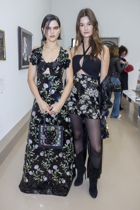 Soko et Ophélie Guillermand au défilé de mode Giambattista Valli lors de la la Fashion Week prêt-à-porter printemps/été 2022 à Paris. Le 4 octobre 2021. © Olivier Borde/Bestimage
