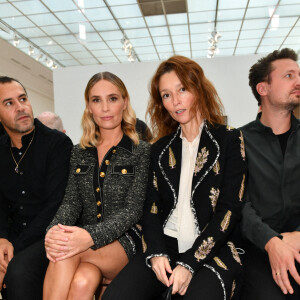 Lilou Fogli et Audrey Marnay au défilé de mode Giambattista Valli lors de la la Fashion Week prêt-à-porter printemps/été 2022 à Paris. Le 4 octobre 2021. © Veeren Ramsamy-Christophe Clovis/Bestimage