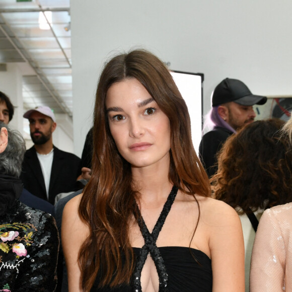 Olivia Palermo, Ophélie Guillermand et Debby Ryan au défilé de mode Giambattista Valli lors de la la Fashion Week prêt-à-porter printemps/été 2022 à Paris. Le 4 octobre 2021. © Veeren Ramsamy-Christophe Clovis/Bestimage