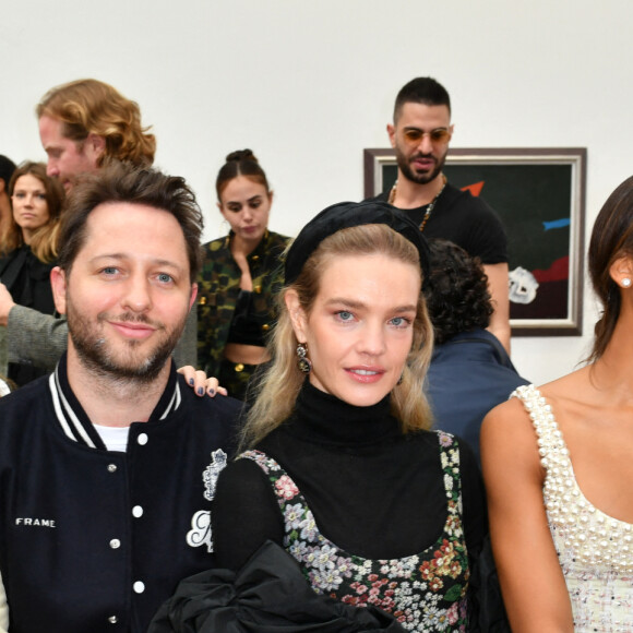 Bianca Brandolini d'Adda, Derek Blasberg et Natalia Vodianova au défilé de mode Giambattista Valli lors de la la Fashion Week prêt-à-porter printemps/été 2022 à Paris. Le 4 octobre 2021. © Veeren Ramsamy-Christophe Clovis/Bestimage