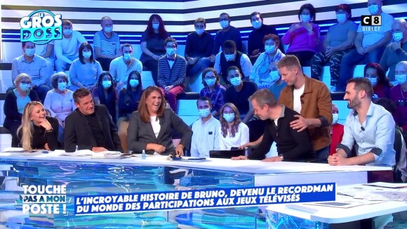 Matthieu Delormeau change de place avec Cyrille Legendre (12 Coups de midi) pour être auprès de Bruno Hourcade dans TPMP, le 5 octobre 2021.