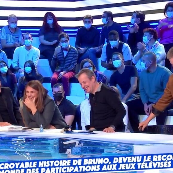 Matthieu Delormeau vient s'assoir à côté de Bruno Hourcade, grand gagnant des "12 Coups de midi", éliminé dans l'émission diffusée le 5 octobre.