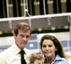 Roger Moore en famille avec sa femme Luisa Mattioli et son fils Christian Moore sur le tournage du film James Bond "The Man with the Golden Gun" à Los Angeles