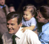 Roger Moore en famille avec sa femme Luisa Mattioli et son fils Christian Moore sur le tournage du film James Bond "The Man with the Golden Gun" à Los Angeles en 1974. 