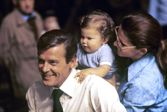 Roger Moore en famille avec sa femme Luisa Mattioli et son fils Christian Moore sur le tournage du film James Bond "The Man with the Golden Gun" à Los Angeles en 1974. 