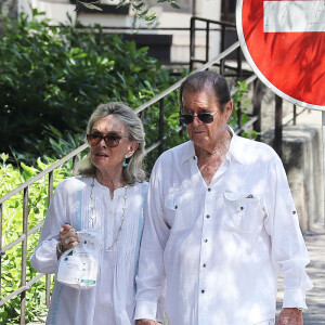 Exclusif - Roger Moore et sa femme Kristina s'arrêtent dans une pharmacie de Saint-Paul-de-Vence le 3 juillet 2016. 