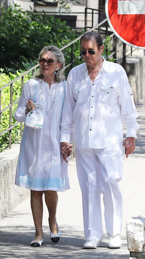 Exclusif - Roger Moore et sa femme Kristina s'arrêtent dans une pharmacie de Saint-Paul-de-Vence le 3 juillet 2016. 