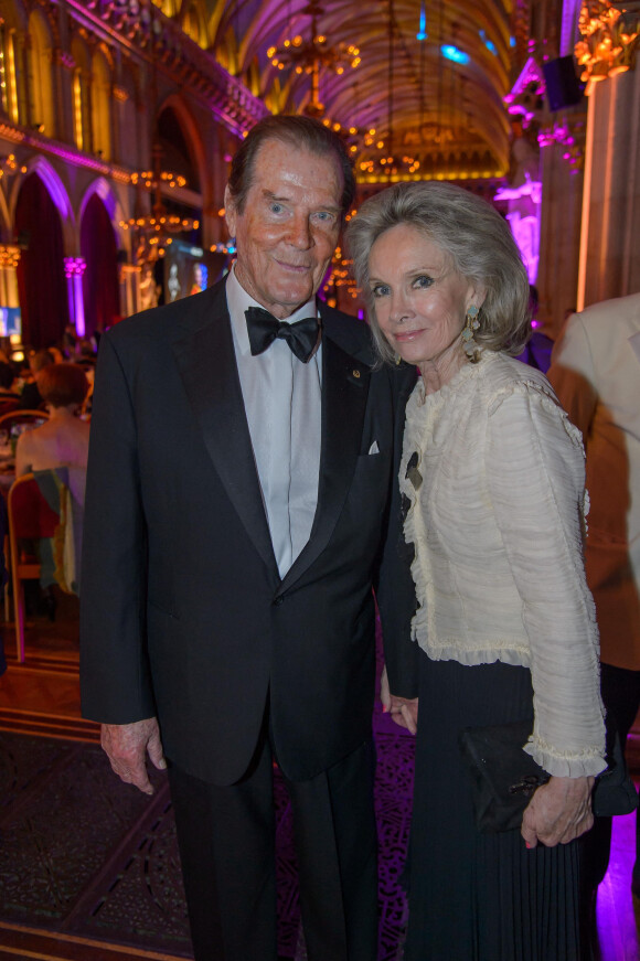 Roger Moore et sa femme Kristina Tholstrup - Cérémonie "Look! Woman of the Year Award 2015" à Vienne en Autriche le 17 novembre 2015.