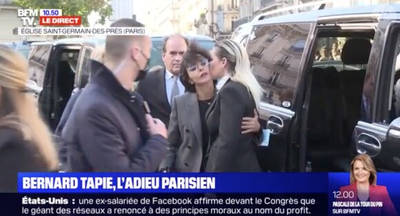 Sophie Tapie et Rachida Dati à la messe hommage pour Bernard Tapie, à Paris, le 6 octobre 2021.