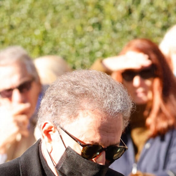 Michel Drucker - Messe funéraire en hommage à Bernard Tapie en l'église Saint-Germain-des-Prés à Paris. Le 6 octobre 2021. © Jacovides-Moreau / Bestimage