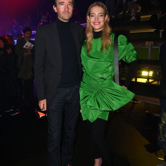 Natalia Vodianova et Antoine Arnault au défilé "Love Brings Love" de la maison AZ Factory, en hommage au défunt Alber Elbaz, lors de la Fashion Week prêt-à-porter printemps/été 2022 au Carreau du Temple. Paris, le 5 octobre 2021. © Veeren Ramsamy / Christophe Clovis / Bestimage