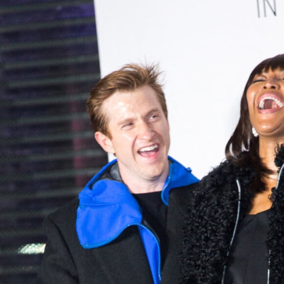 Daniel Lee (directeur artistique de Bottega Veneta) et Naomi Campbell arrivent au défilé de la maison AZ Factory, en hommage au défunt Alber Elbaz, au Carreau du Temple. Paris, le 5 octobre 2021.