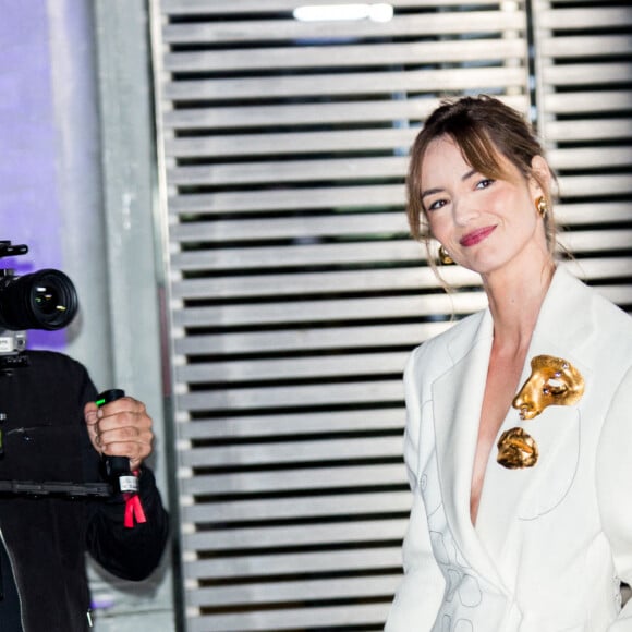 Louise Bourgoin arrive au défilé de la maison AZ Factory, en hommage au défunt Alber Elbaz, au Carreau du Temple. Paris, le 5 octobre 2021.