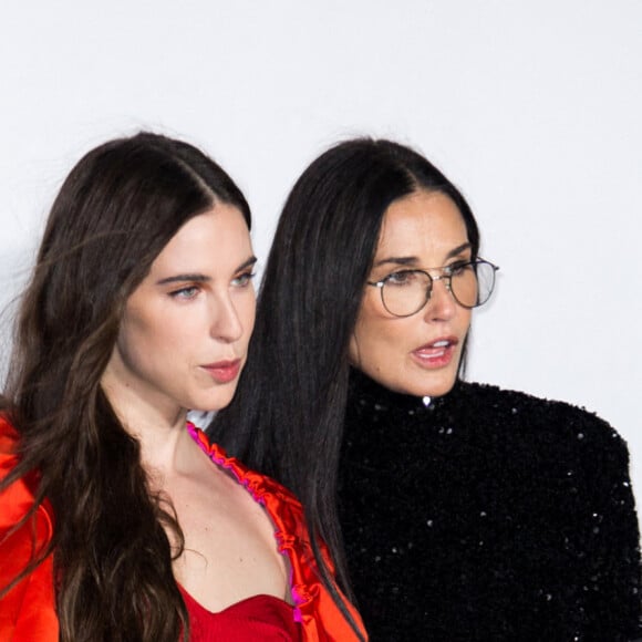 Demi Moore et sa fille Scout LaRue Willis arrivent au défilé de la maison AZ Factory, en hommage au défunt Alber Elbaz, au Carreau du Temple. Paris, le 5 octobre 2021.