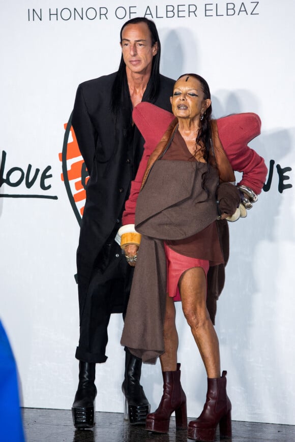 Rick Owens et Michèle Lamy arrivent au défilé de la maison AZ Factory, en hommage au défunt Alber Elbaz, au Carreau du Temple. Paris, le 5 octobre 2021.