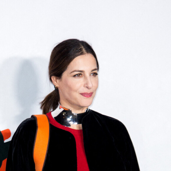 Amira Casar arrive au défilé de la maison AZ Factory, en hommage au défunt Alber Elbaz, au Carreau du Temple. Paris, le 5 octobre 2021.