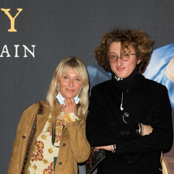 Semi-Exclusif - Isabelle Camus et son fils Joalukas Noah - Projection au Grand Rex à Paris des documentaires "Johnny USA" et "A nos promesses" à l'occasion de la Journée Spéciale Johnny, son rêve américain. Le 21 octobre 2020 © Jacovides-Moreau / Bestimage