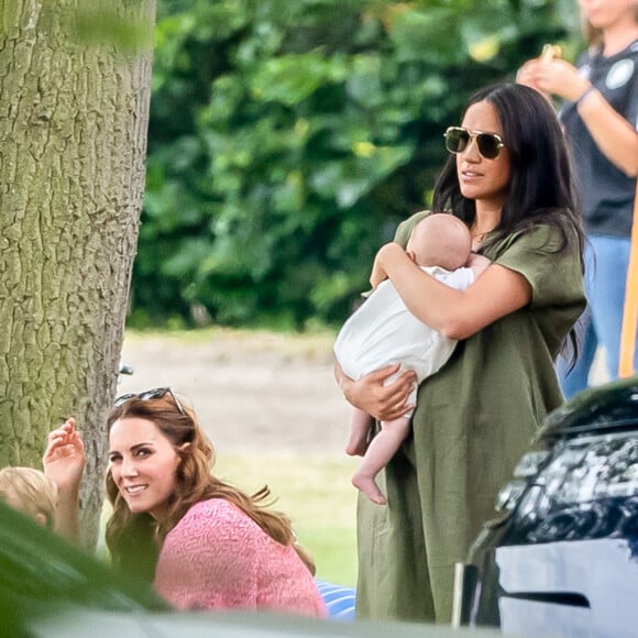 Meghan Markle, duchesse de Sussex, son fils Archie Harrison Mountbatten-Windsor et Catherine (Kate) Middleton, duchesse de Cambridge lors d'un match de polo de bienfaisance King Power Royal Charity Polo Day à Wokinghan, comté de Berkshire, Royaume Uni, le 10 juillet 2019.