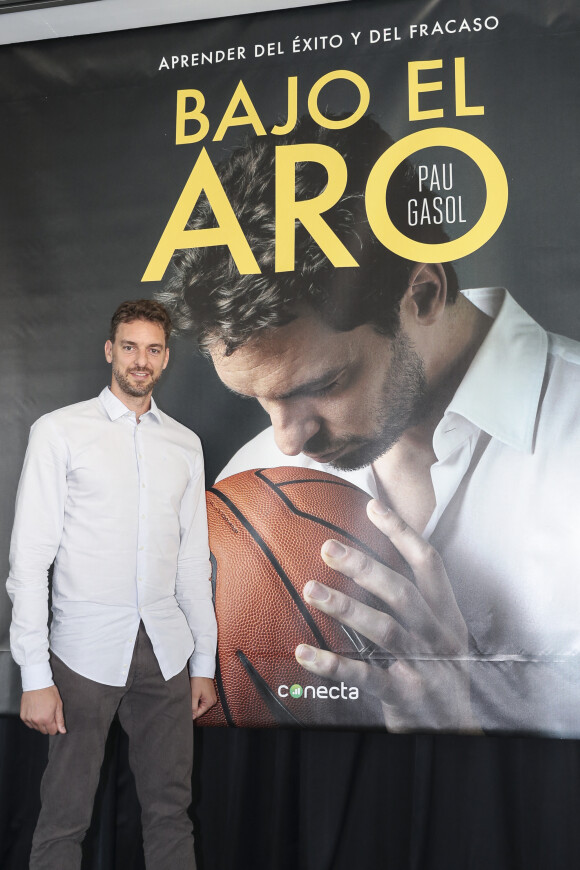 Pau Gasol présente son livre "Bajo el aro" devant sa compagne Catherine Mcdonnell à Madrid le 5 septembre 2018.