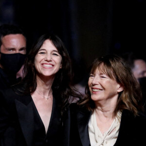 Charlotte Gainsbourg et sa mère Jane Birkin (habillée en Céline) - Montée des marches du film "Jane par Charlotte" lors du 74ème Festival International du Film de Cannes. Le 7 juillet 2021 © Borde-Jacovides-Moreau / Bestimage