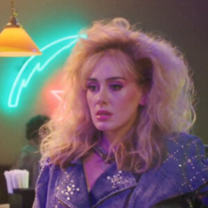 La chanteuse Adele, nouvelle ligne et nouveau look, revient sur l'émission Saturday Night Live 12 ans après son premier passage. 2021