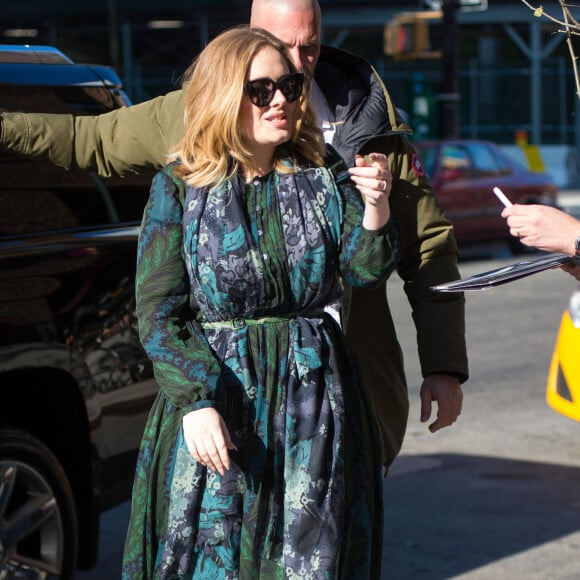 La chanteuse Adele rencontre ses fans dans la rue à New York, le 25 novembre 2015.
