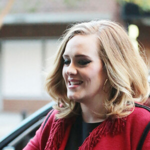 La chanteuse Adele souriante à New York le 20 novembre 2015.