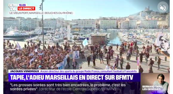 La procession en hommage à Bernard Tapie à Marseille ce 8 octobre 2021 qui part du Vieux-Port jusqu'à la cathédrale de la Major.