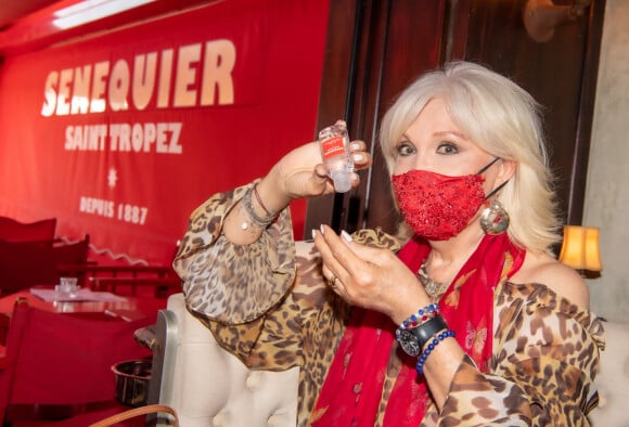 Exclusif - Amanda Lear est de retour à Saint-Tropez et pose chez Sénéquier avec un masque le 26 juin 2020. Première sortie pour Amanda après avoir été confinée 3 mois dans sa maison en Provence. La chanteuse, actrice, animatrice de télévision et artiste peintre française prend très au sérieux les gestes barrières mais avec des masques touours très stylés. © Patrick Carpentier/Bestimage