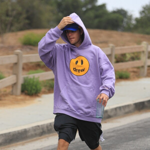 Justin Bieber part en randonnée en solo à Los Angeles le 7 octobre 2021. 