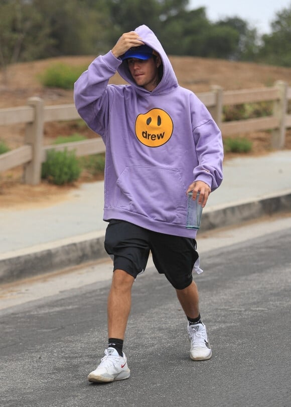 Justin Bieber part en randonnée en solo à Los Angeles le 7 octobre 2021. 