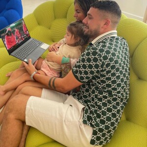 Carla Moreau enceinte de son deuxième enfant ? Elle dévoile une mystérieuse échographie sur Snapchat.