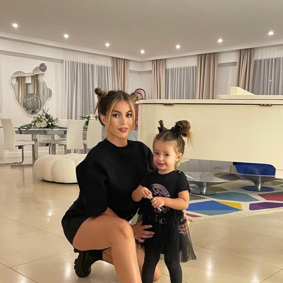 Carla Moreau enceinte de son deuxième enfant ? Elle dévoile une mystérieuse échographie sur Snapchat.