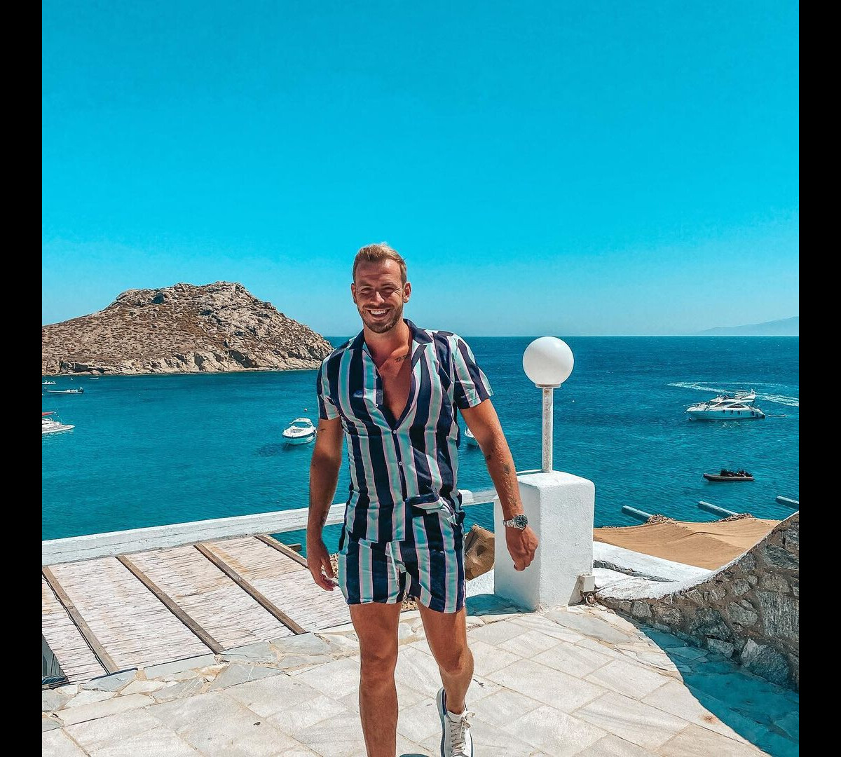 Photo : Julien Bert à Mykonos, janvier 2020 - Purepeople