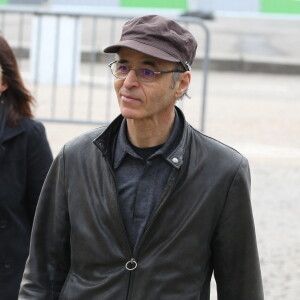 Jean-Jacques Goldman lors des obsèques de Véronique Colucci au cimetière communal de Montrouge, le 12 avril 2018. 