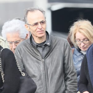 Philippe Gildas et Jean-Jacques Goldman lors des obsèques de Véronique Colucci au cimetière communal de Montrouge, le 12 avril 2018. 