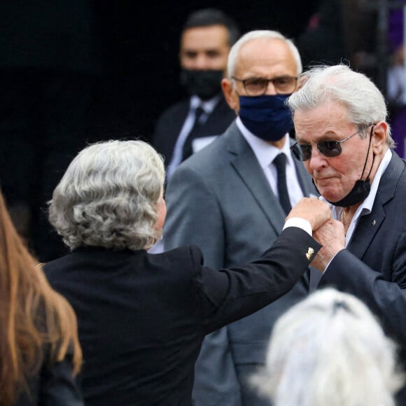 Alain Delon et Florence Belmondo - Obsèques de Jean-Paul Belmondo en l'église Saint-Germain-des-Prés, à Paris le 10 septembre 2021. © Dominique Jacovides / Bestimage