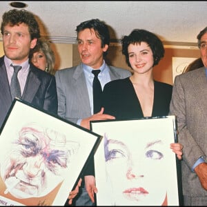 Archives - Tcheky Karyo et Juliette Binoche reçoivent les Prix Romy Schneider et Jean Gabin en présence d'Alain Delon et de Lino Ventura. 1986.