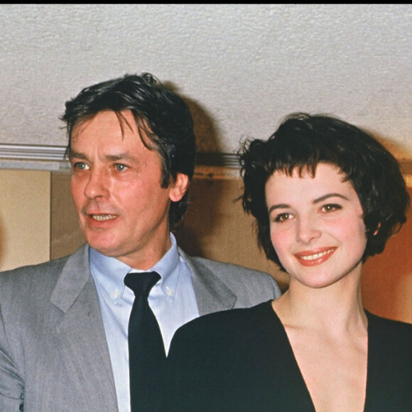 Archives - Tcheky Karyo et Juliette Binoche reçoivent les Prix Romy Schneider et Jean Gabin en présence d'Alain Delon et de Lino Ventura. 1986.