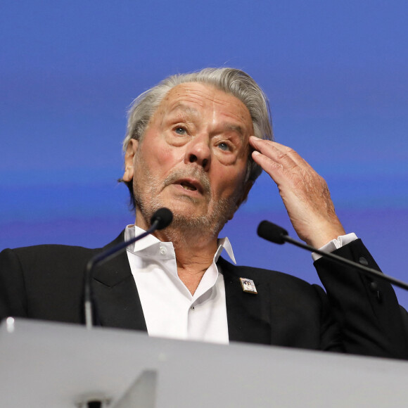 Alain Delon - Remise de la Palme d'Honneur à Alain Delon lors du 72e Festival International du Film de Cannes. Le 19 mai 2019. © Jacovides-Moreau / Bestimage