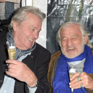 Alain Delon et Jean-Paul Belmondo lors de l'inauguration de la grande roue de Paris, France, le 17 novembre 2017. © Coadic Guirec/Bestimage