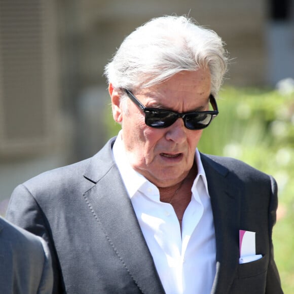 Alain Delon aux obsèques de Valérie Lang au cimetière du Père Lachaise à Paris. Le 25 juillet 2013.