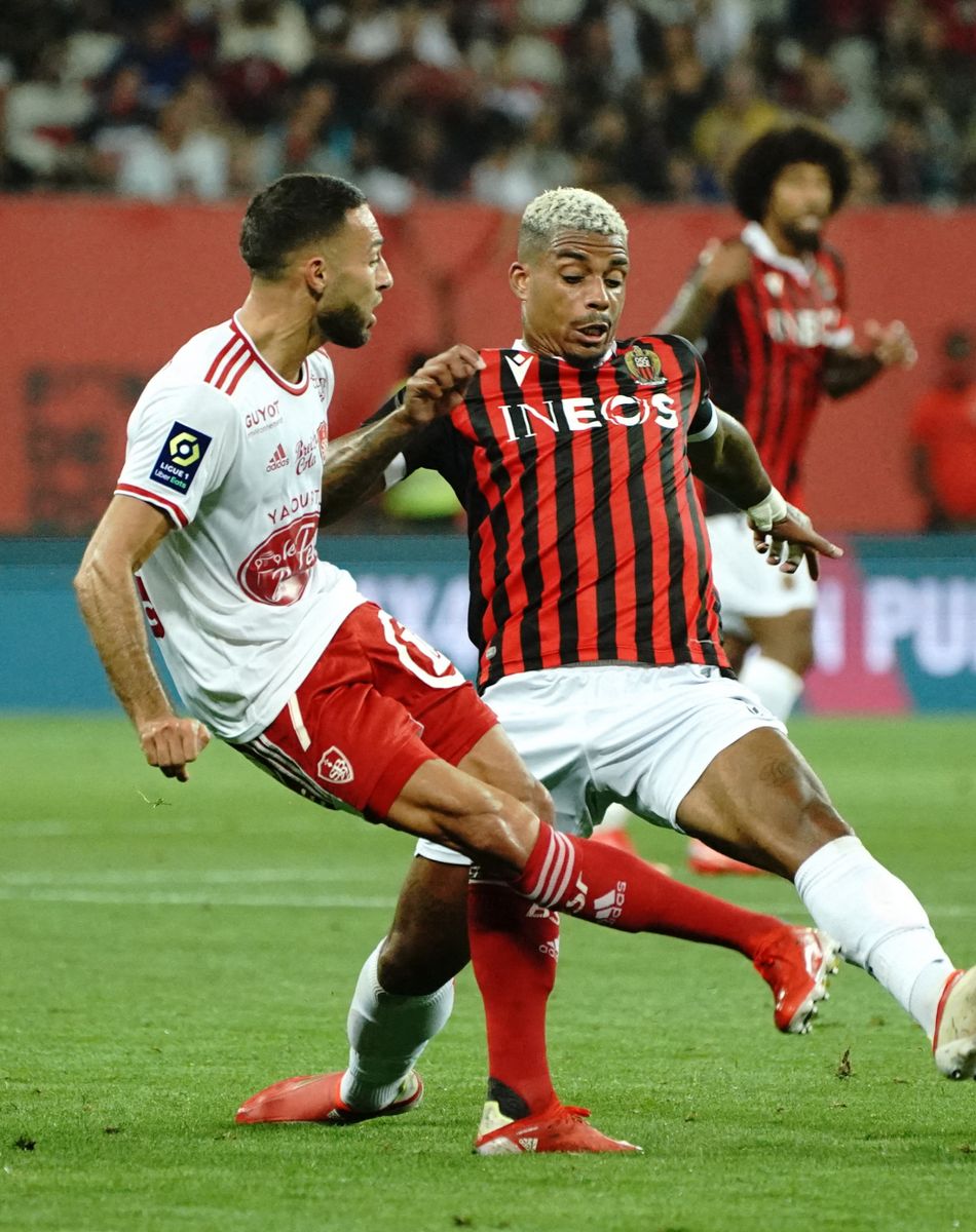 Mario Lemina (OGC Nice) - Haris Belkebla (Brest) - Match de Ligue 1 "Nice - Brest (2-1)" au stade Allianz Riviera à Nice, le 2 octobre 2021.
