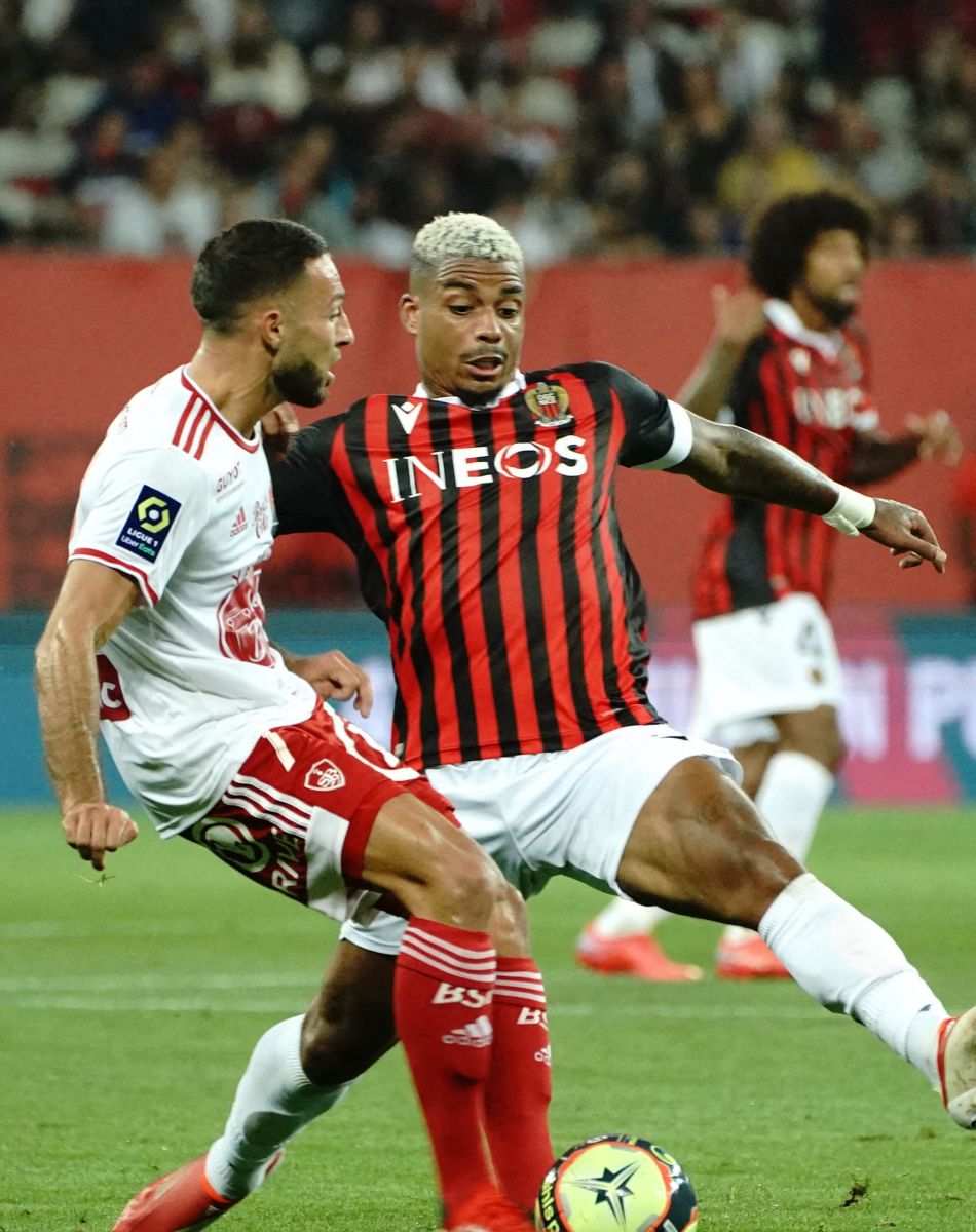 Mario Lemina (OGC Nice) - Haris Belkebla (Brest) - Match de Ligue 1 "Nice - Brest (2-1)" au stade Allianz Riviera à Nice, le 2 octobre 2021.