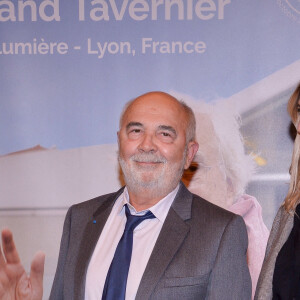 Gerard Jugnot et sa femme Patricia Campi lors de la cérémonie hommage à Bertrand Tavernier, le 10 octobre 2021 à Lyon.