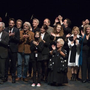 Charlotte Kady, Costa Gavras, Jacques Gamblin, Marie Gillain, Mélanie Thierry, Mimie Mathy, Nils Tavernier, Rosy De Palma, Samuel Le Bihan, Tiffany Tavernier, la fille de Bertrand Tavernier et des réalisateurs applaudissent lors de la soirée en hommage à Bertrand Tavernier pendant le festival Lumière 2021 à Lyon le 10 octobre 2021. © Sandrine Thesillat / Panoramic / Bestimage