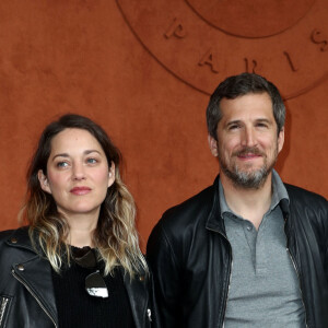 Marion Cotillard et son compagnon Guillaume Canet dans les tribunes lors de la finale messieurs des internationaux de France de tennis de Roland-Garros. Paris, le 9 juin 2019. © Jacovides-Moreau/Bestimage