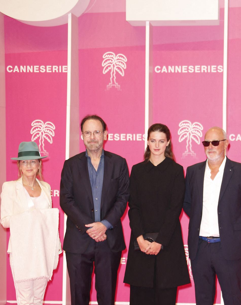 Susanna Lea, Marc Lévy, Andrea Mands, Miguel Courtois de la série "Toutes ces choses qu'on ne s'est pas dites" - 5ème soirée du 4ème Canneseries au Palais des Festivals à Cannes, le 12 octobre 2021. © Christophe Aubert via Bestimage